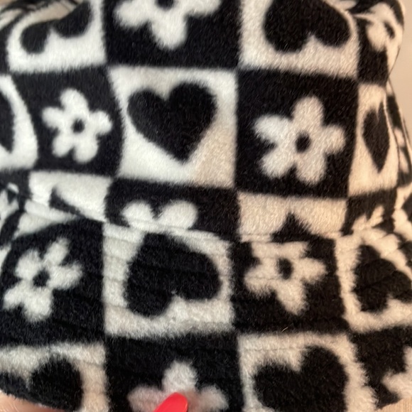 H&M NWOT hearts and flower checkered bucket hat black white fleece sweat band OS - Picture 3 of 9